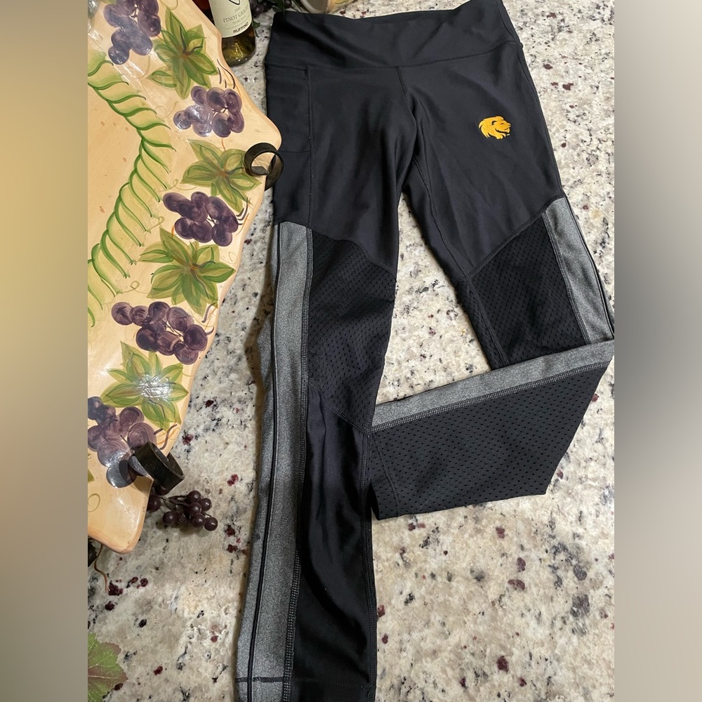 UNDER ARMOUR HEATGEAR Black and Gray Athletic Leggings W Lion Logo SZ M